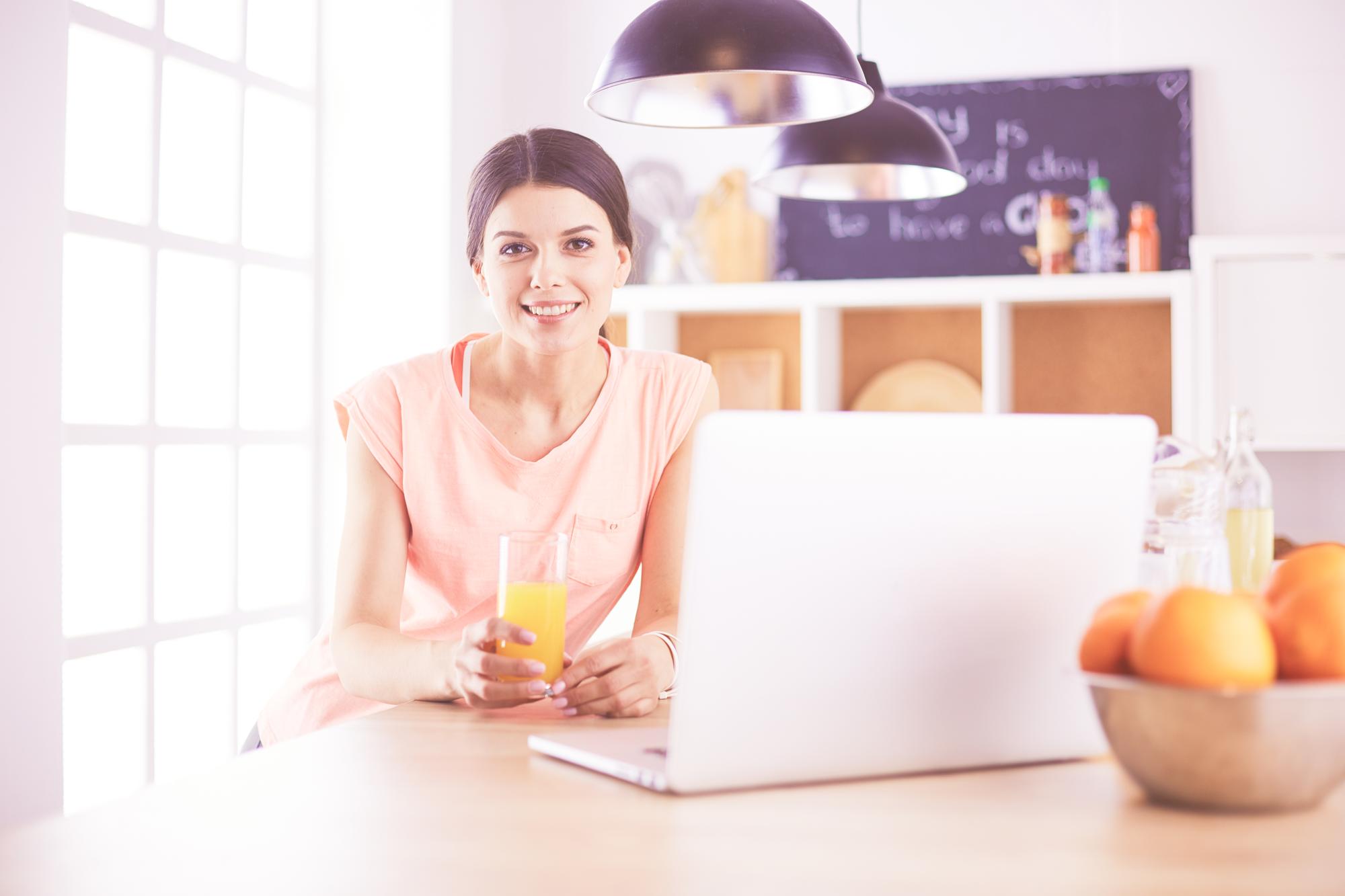 Interno della cucina didattica con banco e fornelli